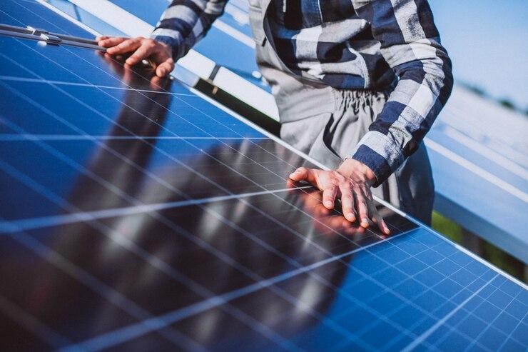 fr expert solar panel installers in Nissequogue installing the solar panel at a residential building.