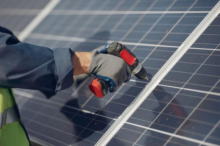 Solar providers in Manorville, NY installing solar panels on a commercial building. They offer the best services to ensure great energy. Get the estimate now