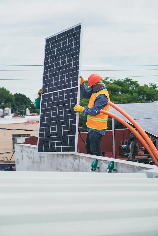 mnmnm Expert solar installers in Islandia are completing the fittings of solar panels at a residential building. Call now for an estimate.<br />